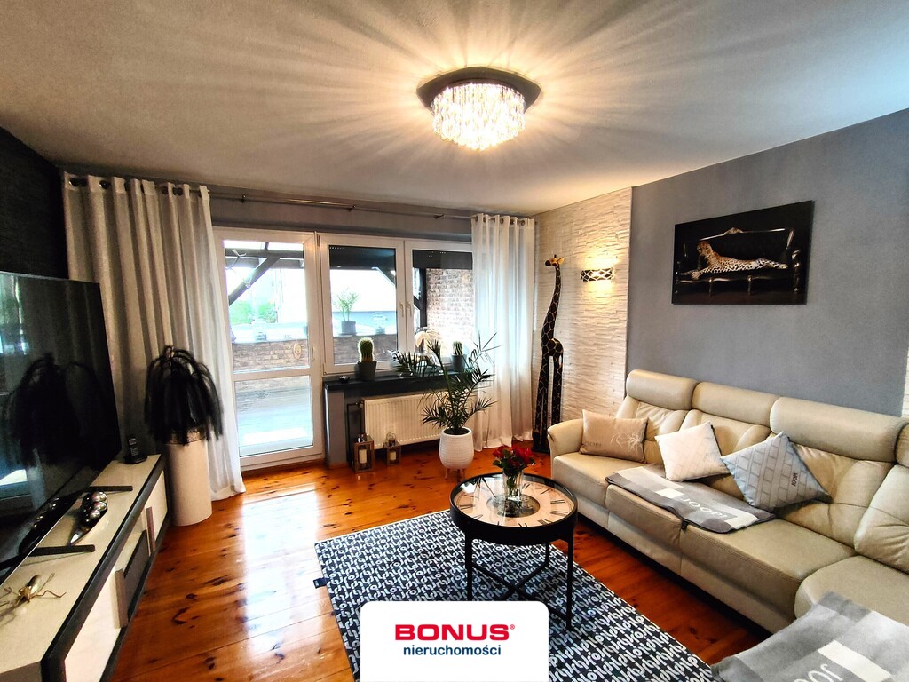 Dom z tarasem i 3 garażami (2)