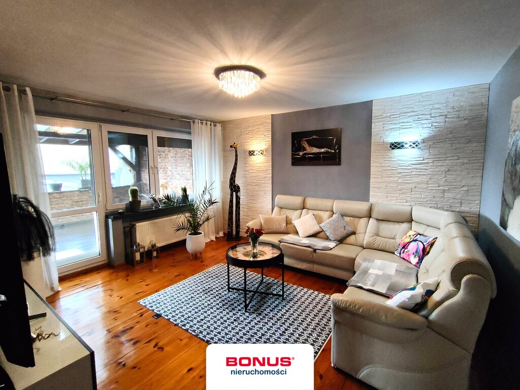 Dom z tarasem i 3 garażami (11)