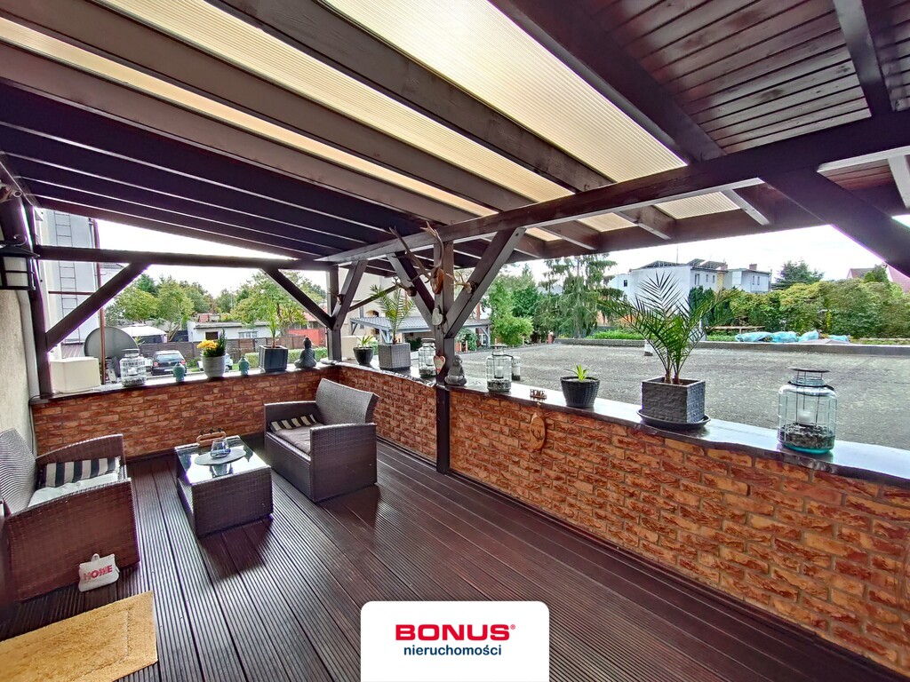 Dom z tarasem i 3 garażami (3)