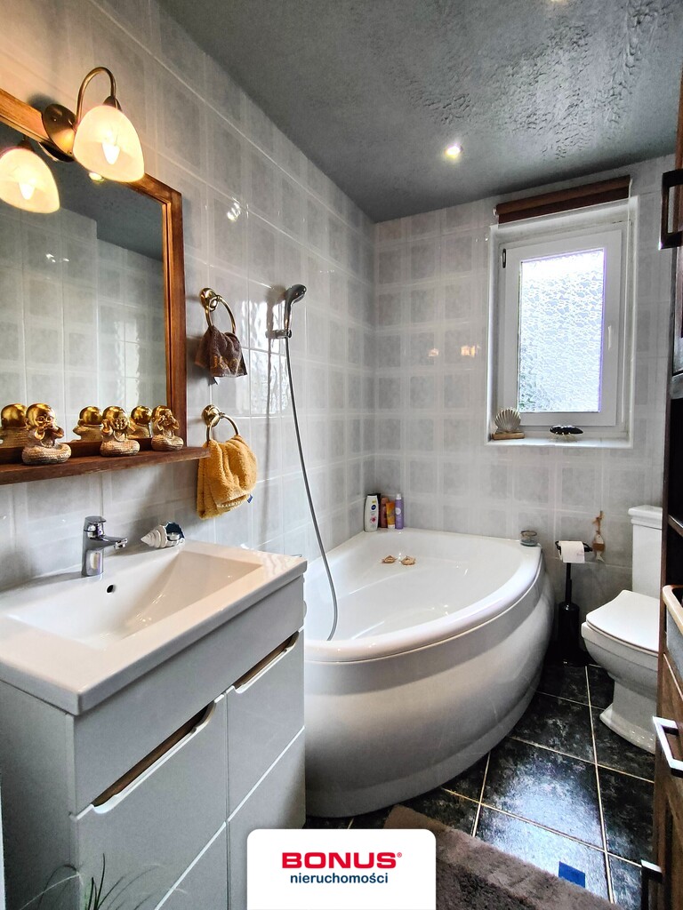 Dom z tarasem i 3 garażami (6)