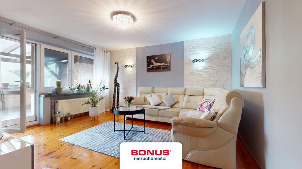 Dom z tarasem i 3 garażami (12)