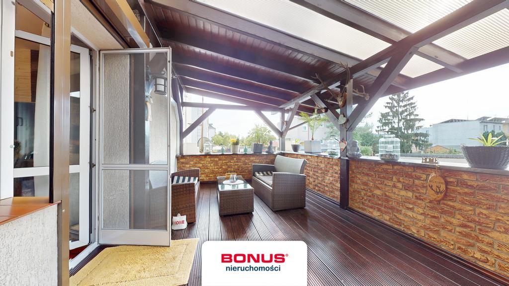 Dom z tarasem i 3 garażami (14)