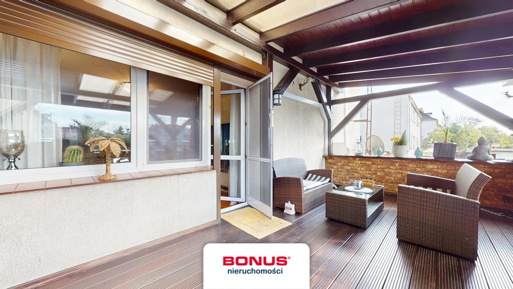 Dom z tarasem i 3 garażami (15)