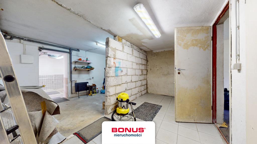 Dom z tarasem i 3 garażami (21)