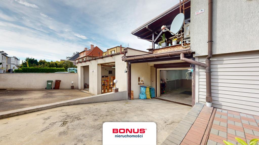 Dom z tarasem i 3 garażami (23)