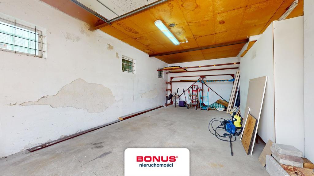 Dom z tarasem i 3 garażami (24)