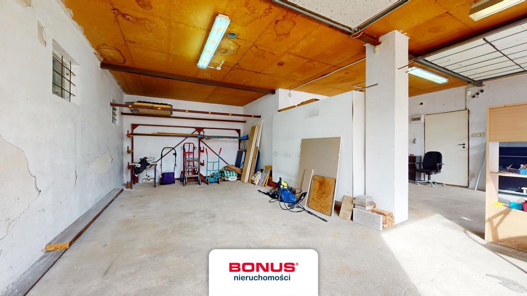 Dom z tarasem i 3 garażami (25)