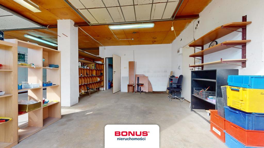 Dom z tarasem i 3 garażami (26)