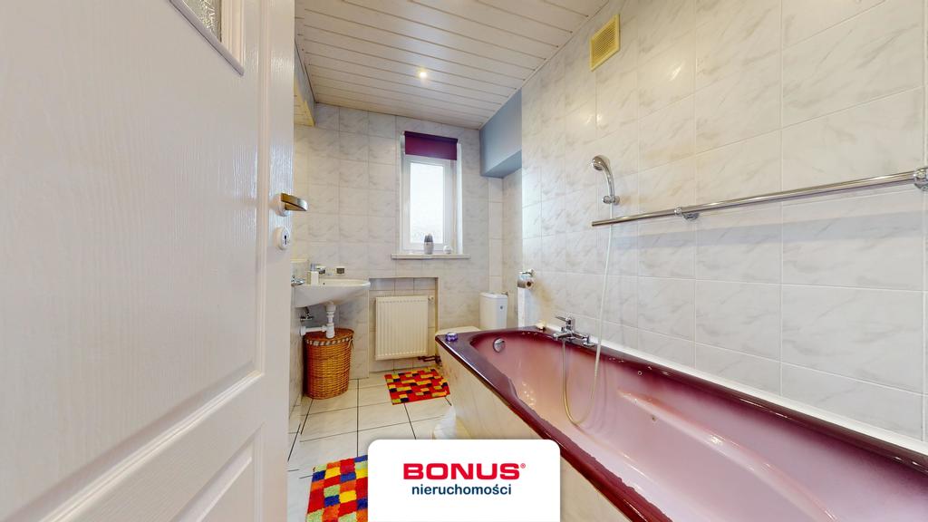 Dom z tarasem i 3 garażami (28)