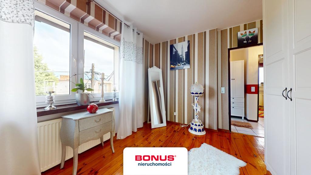 Dom z tarasem i 3 garażami (29)