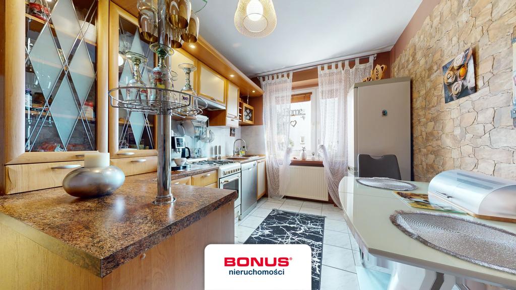 Dom z tarasem i 3 garażami (30)