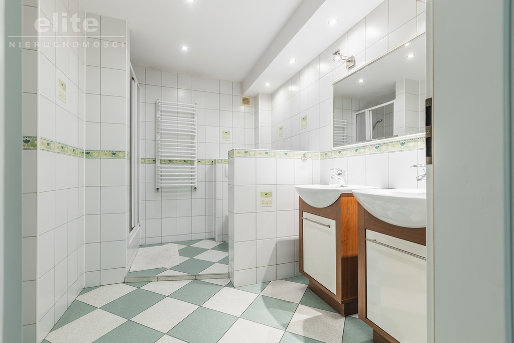 Budynek mieszkalno - usługowy przy ul. Mickiewicza (18)