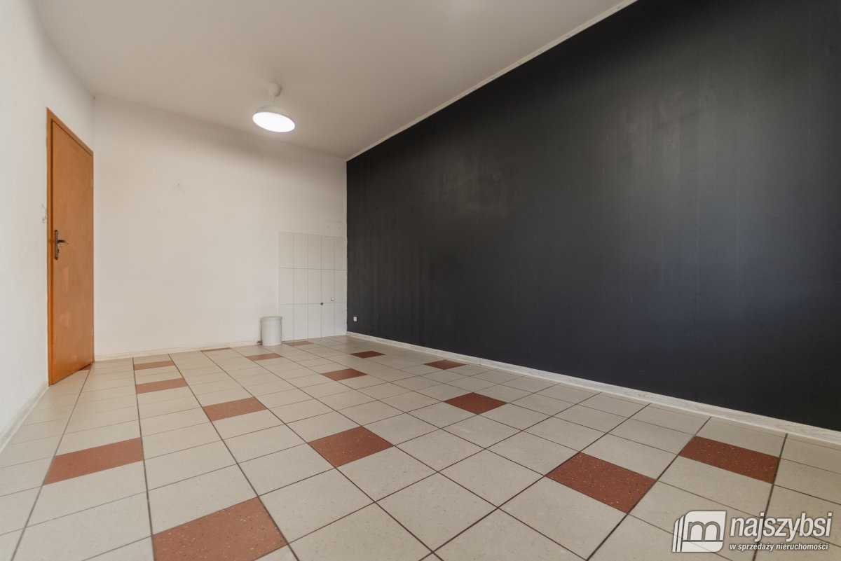 Nowogard - budynek mieszkalno-usługowy w centrum (10)