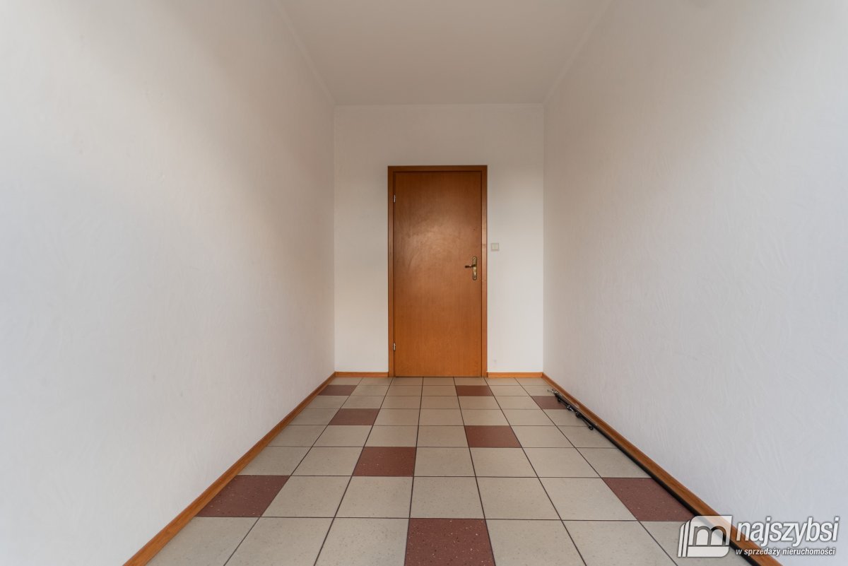 Nowogard - budynek mieszkalno-usługowy w centrum (11)