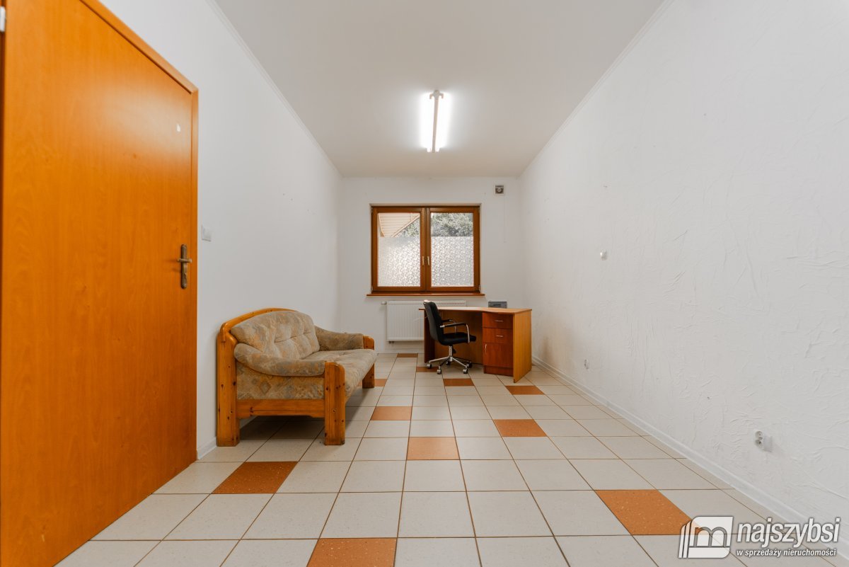 Nowogard - budynek mieszkalno-usługowy w centrum (12)