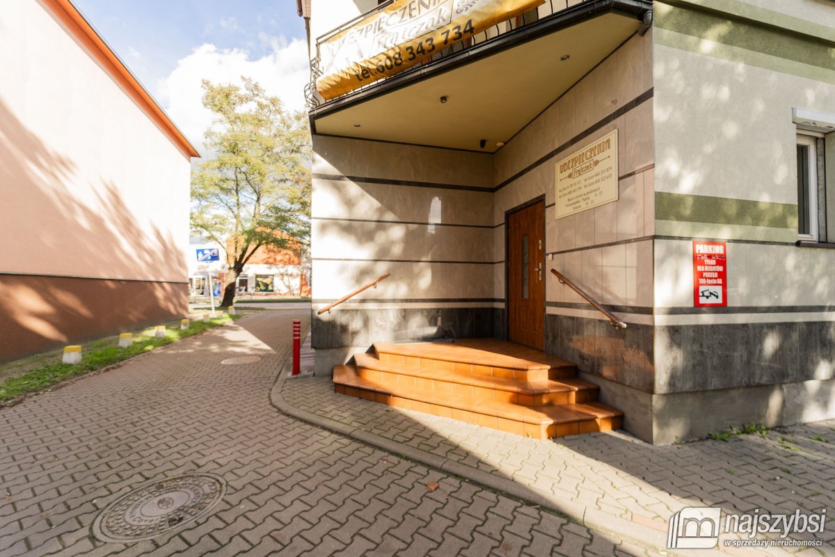 Nowogard - budynek mieszkalno-usługowy w centrum (13)
