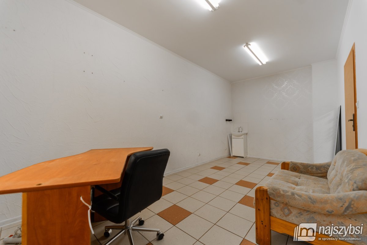 Nowogard - budynek mieszkalno-usługowy w centrum (15)