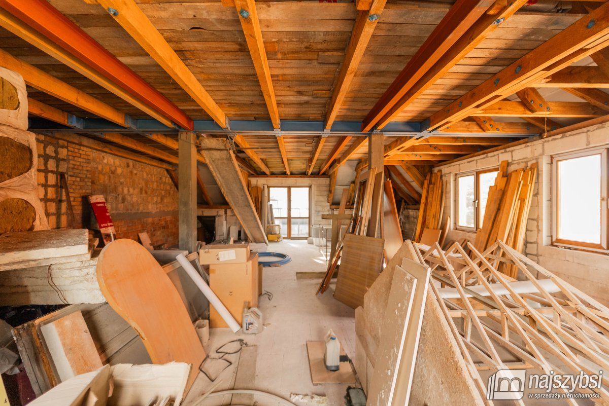 Nowogard - budynek mieszkalno-usługowy w centrum (17)