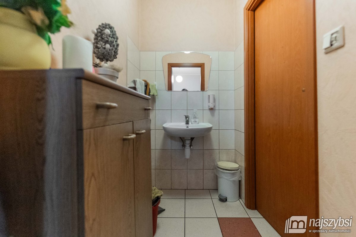 Nowogard - budynek mieszkalno-usługowy w centrum (18)