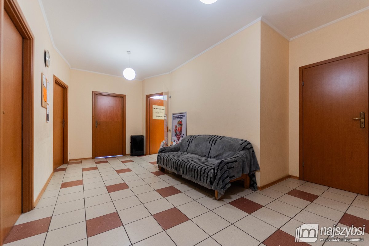Nowogard - budynek mieszkalno-usługowy w centrum (19)