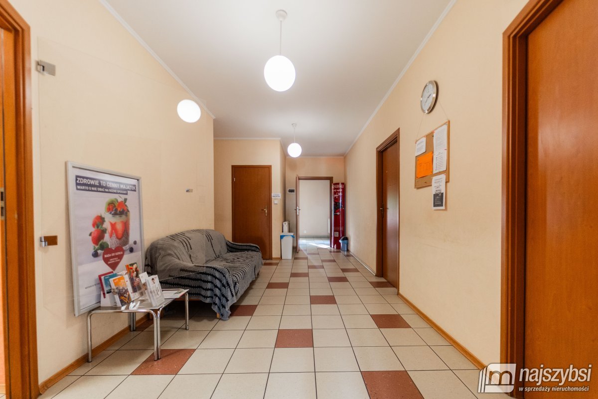 Nowogard - budynek mieszkalno-usługowy w centrum (20)