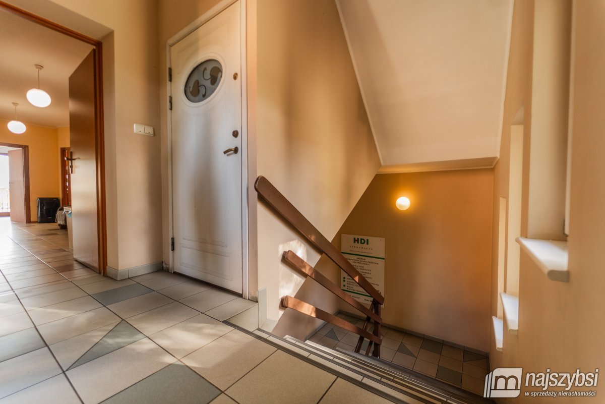 Nowogard - budynek mieszkalno-usługowy w centrum (21)