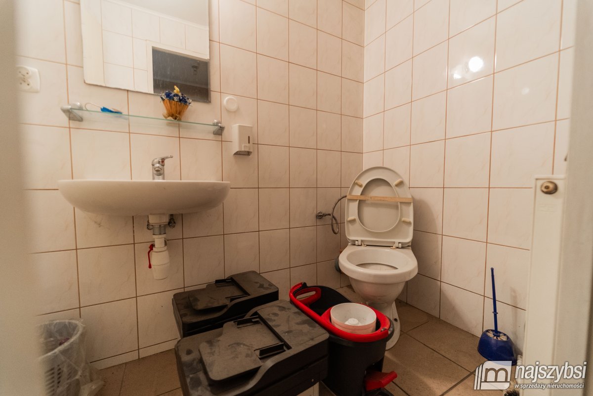 Nowogard - budynek mieszkalno-usługowy w centrum (30)