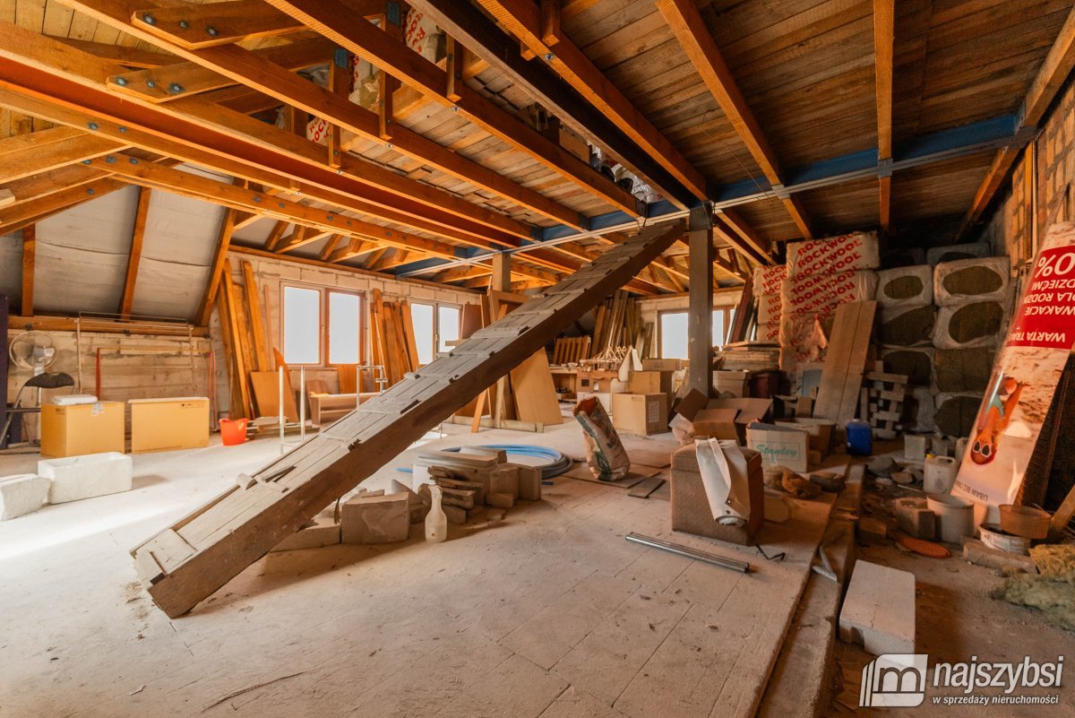 Nowogard - budynek mieszkalno-usługowy w centrum (32)