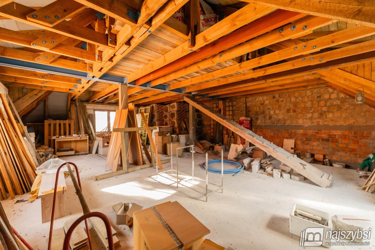 Nowogard - budynek mieszkalno-usługowy w centrum (33)