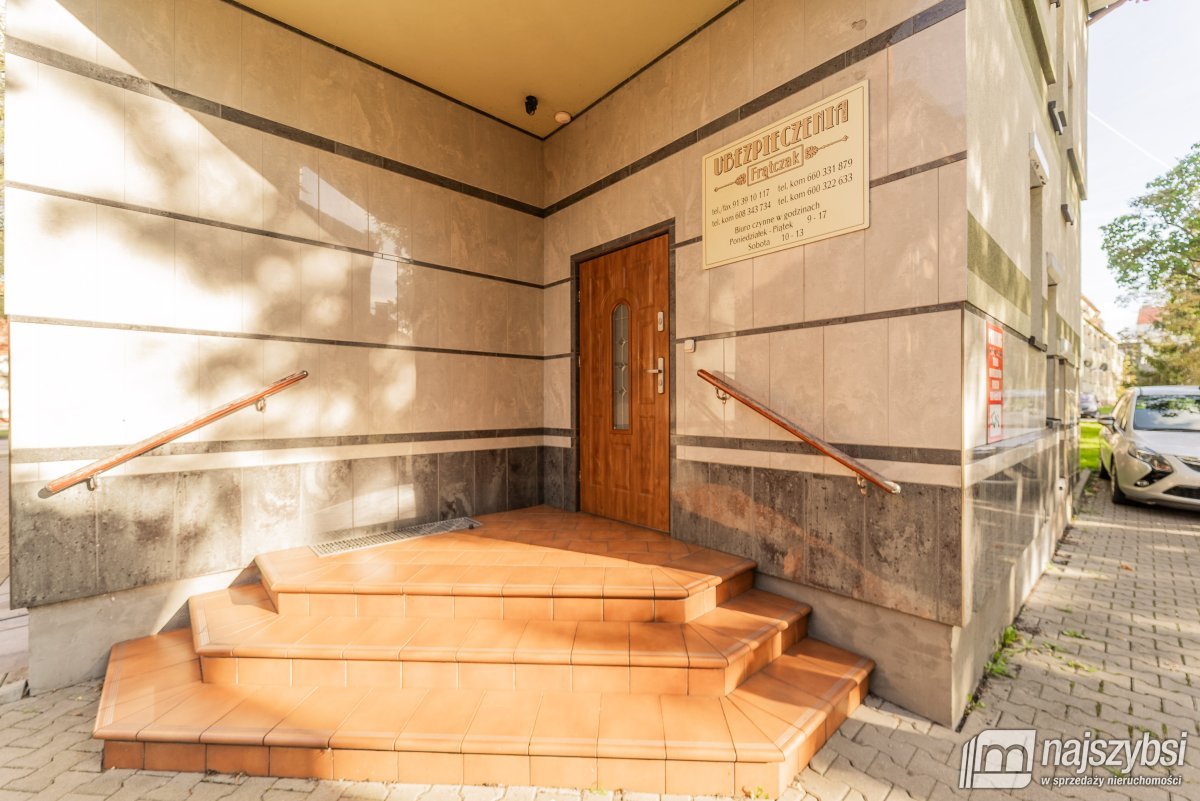 Nowogard - budynek mieszkalno-usługowy w centrum (34)