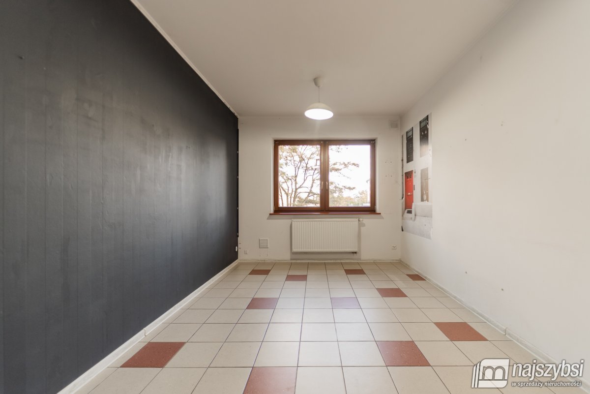 Nowogard - budynek mieszkalno-usługowy w centrum (8)