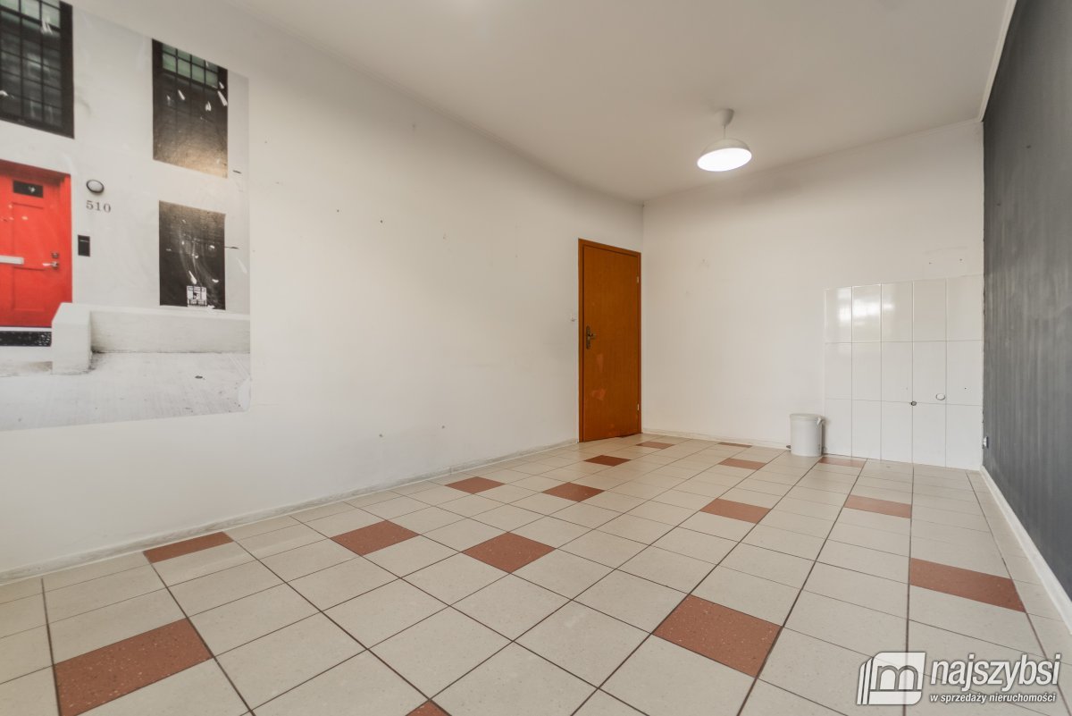 Nowogard - budynek mieszkalno-usługowy w centrum (9)