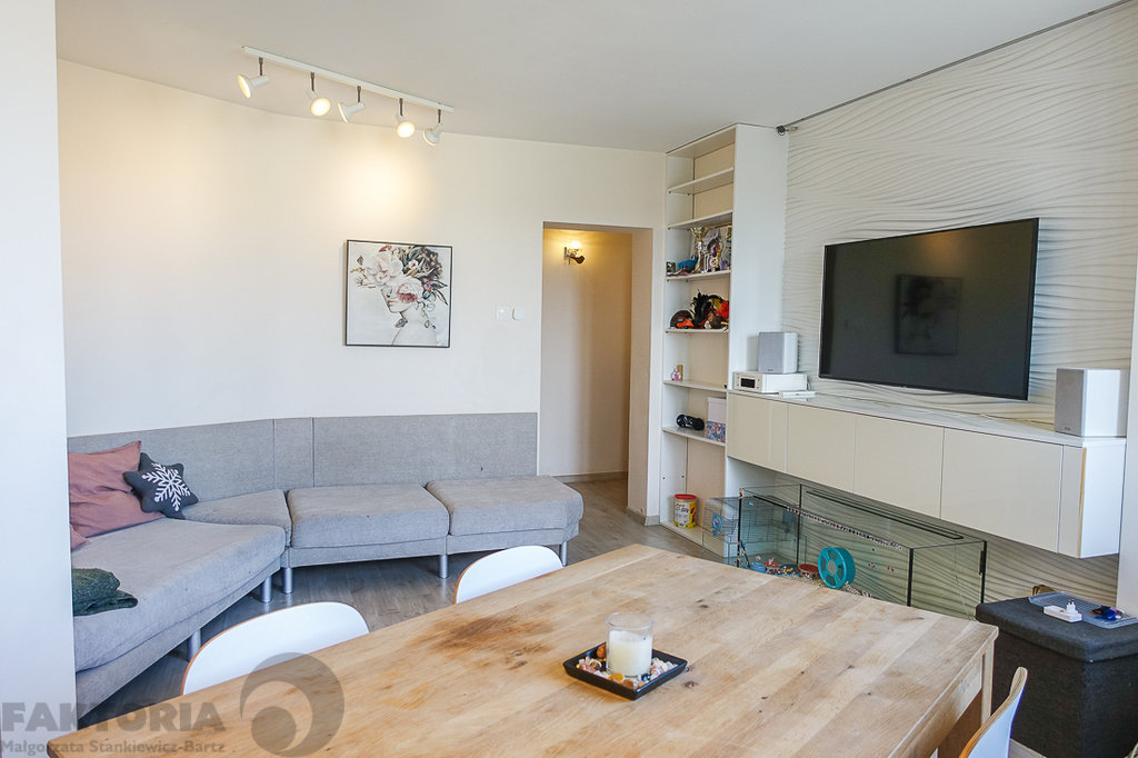 Mieszkanie 4 pokoje, balkon m. parkingowe naziemne (3)