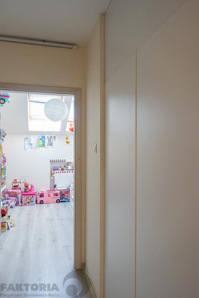 Mieszkanie 4 pokoje, balkon m. parkingowe naziemne (23)