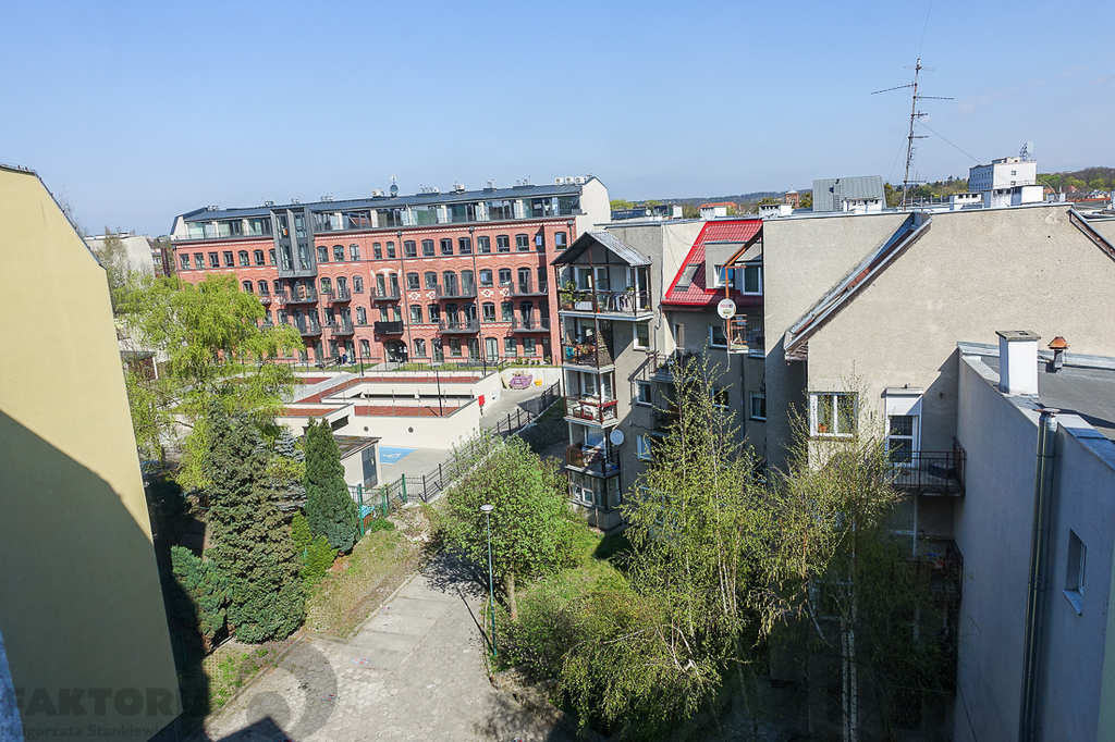 Mieszkanie 4 pokoje, balkon m. parkingowe naziemne (25)