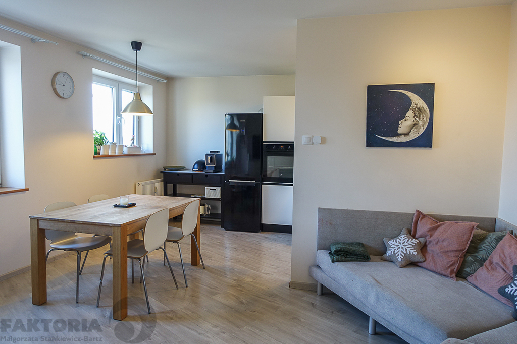 Mieszkanie 4 pokoje, balkon m. parkingowe naziemne (28)