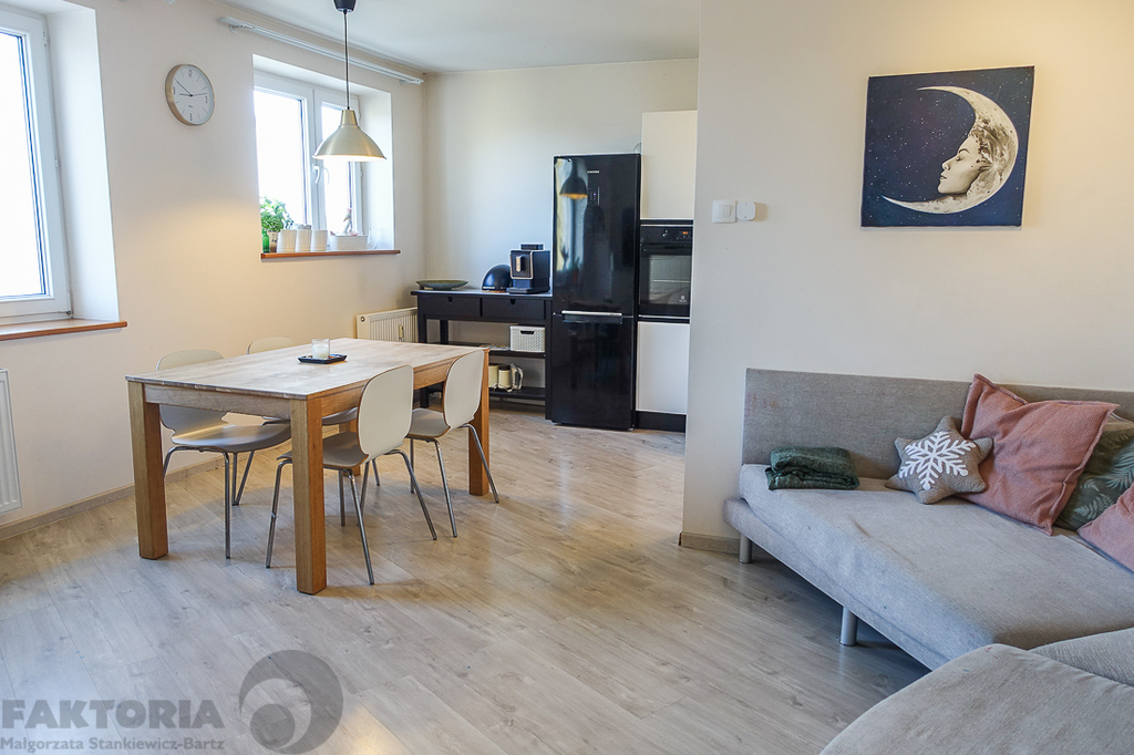 Mieszkanie 4 pokoje, balkon m. parkingowe naziemne (30)