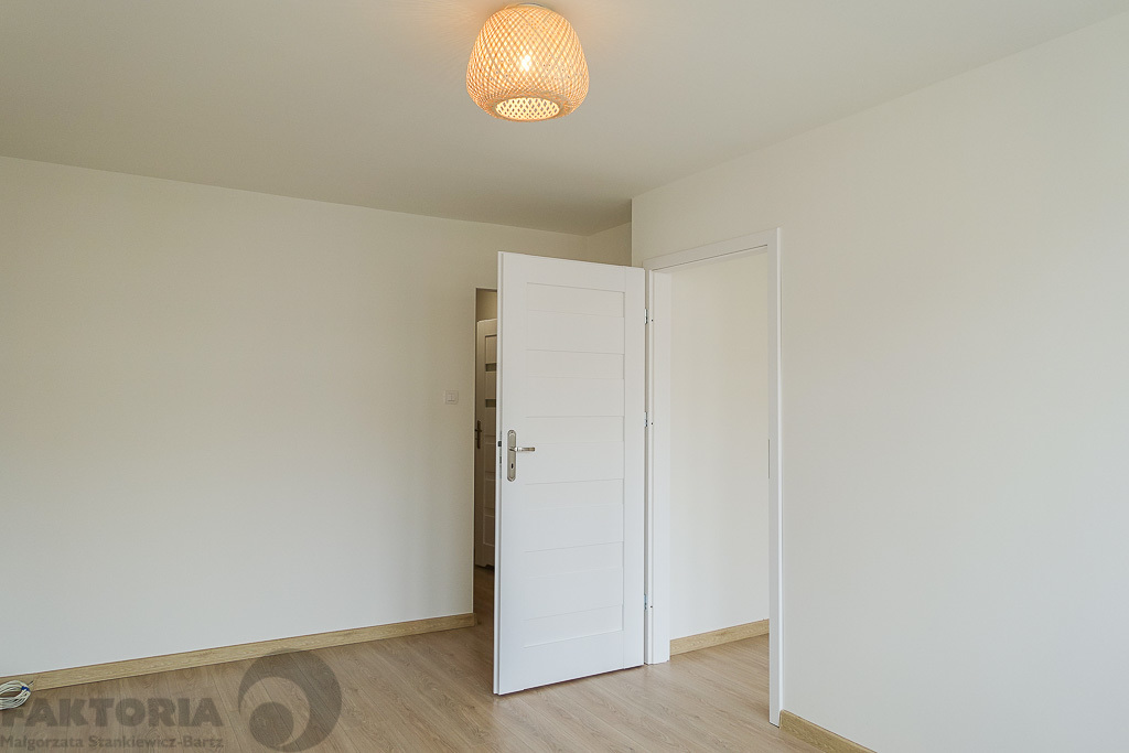 Pl. Rodła 2 pokoje 34,5 m2 po remoncie, II p. (7)