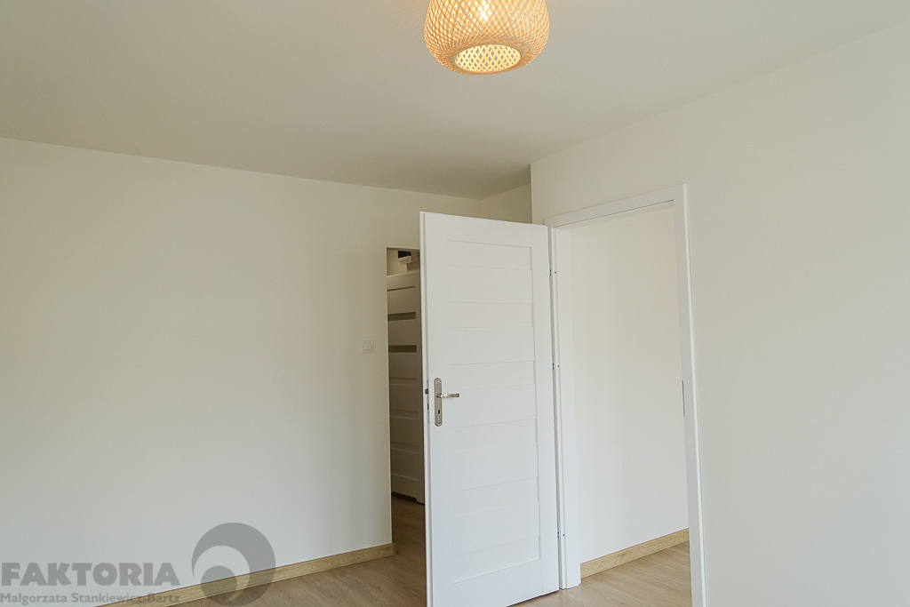 Pl. Rodła 2 pokoje 34,5 m2 po remoncie, II p. (18)