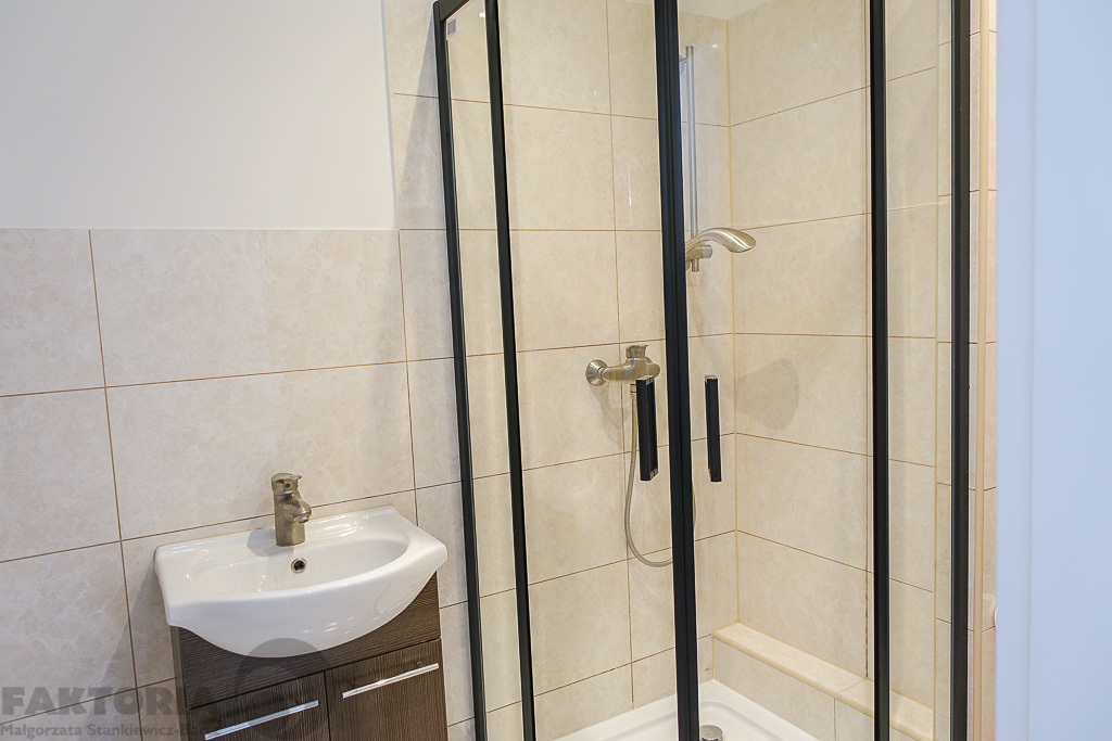 Pl. Rodła 2 pokoje 34,5 m2 po remoncie, II p. (30)