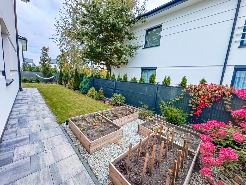 Nowoczesny apartament z dużym ogrodem i parkingiem (19)