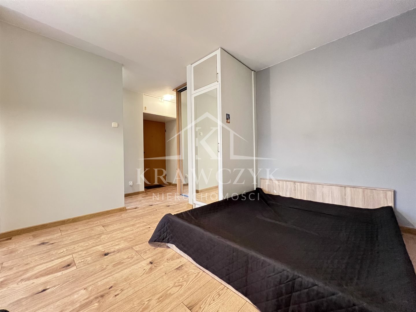 Kawalerka z oddzielną kuchnią i balkonem (2)