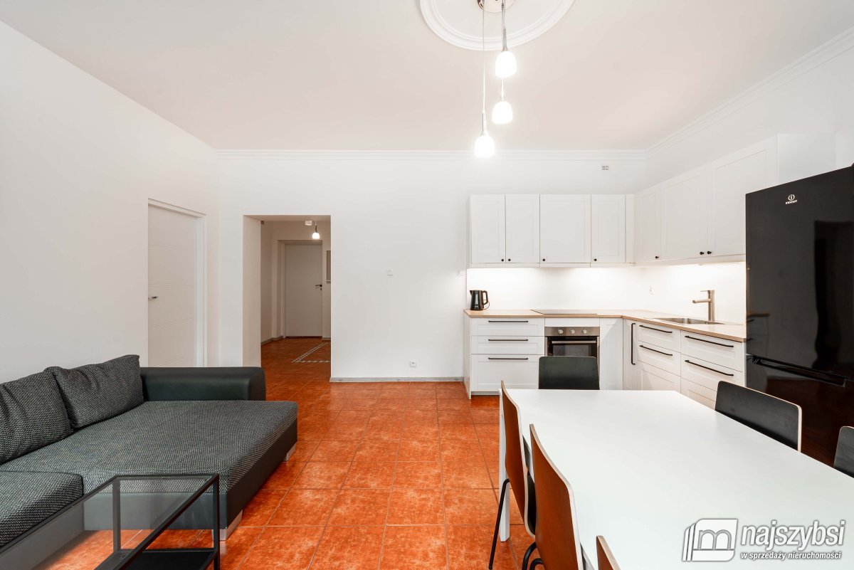 KOŁOBRZEG-PRZESTRONNE MIESZKANIE 82 M2 W PODCZELU (3)