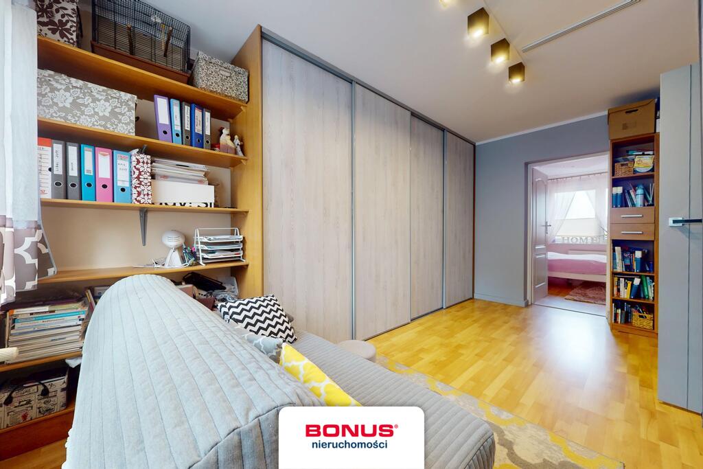 Atrakcyjne piętro domu z ogrodem i dwoma garażami. (7)