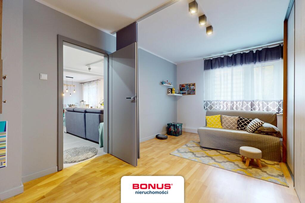 Atrakcyjne piętro domu z ogrodem i dwoma garażami. (6)