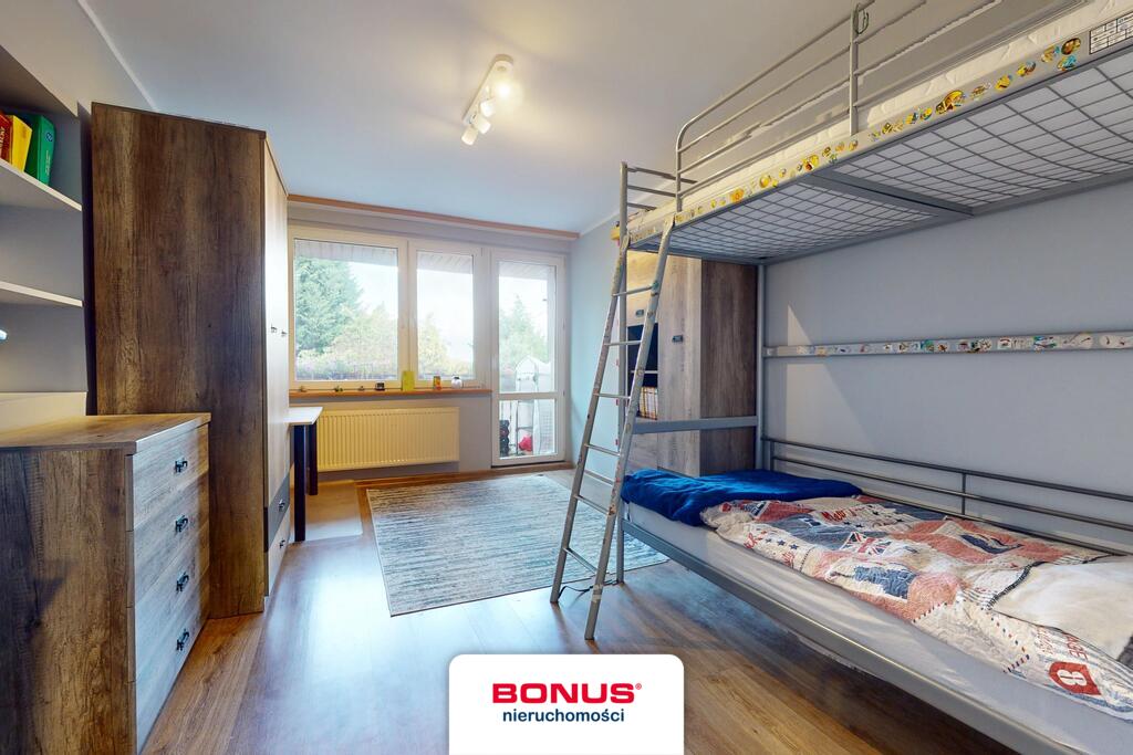 Atrakcyjne piętro domu z ogrodem i dwoma garażami. (12)