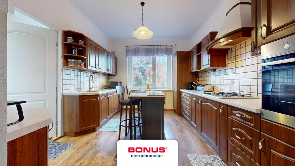 Atrakcyjne piętro domu z ogrodem i dwoma garażami. (9)