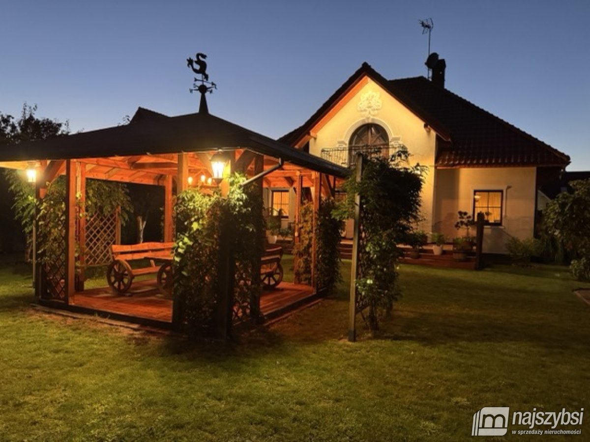 Dom z garażem i pięknym ogrodem (11)