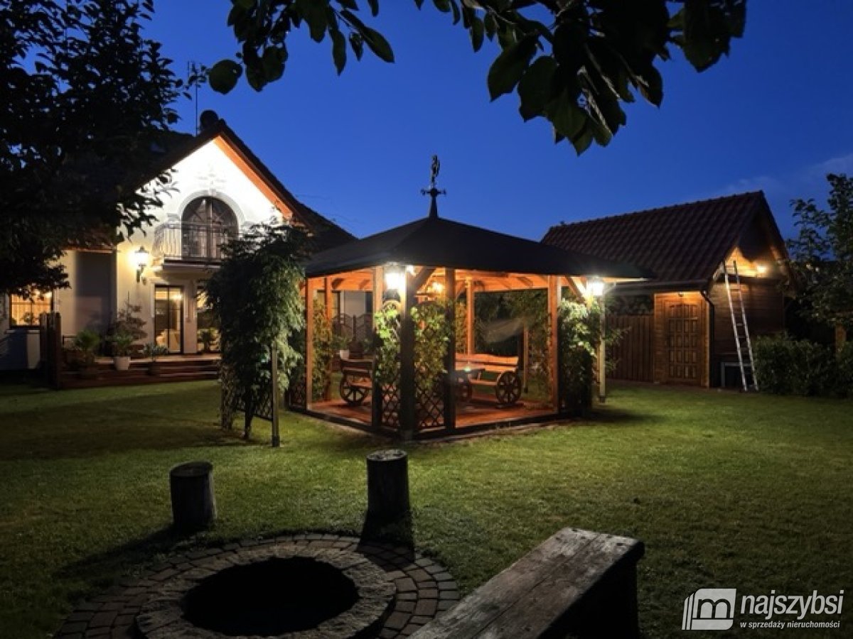 Dom z garażem i pięknym ogrodem (12)