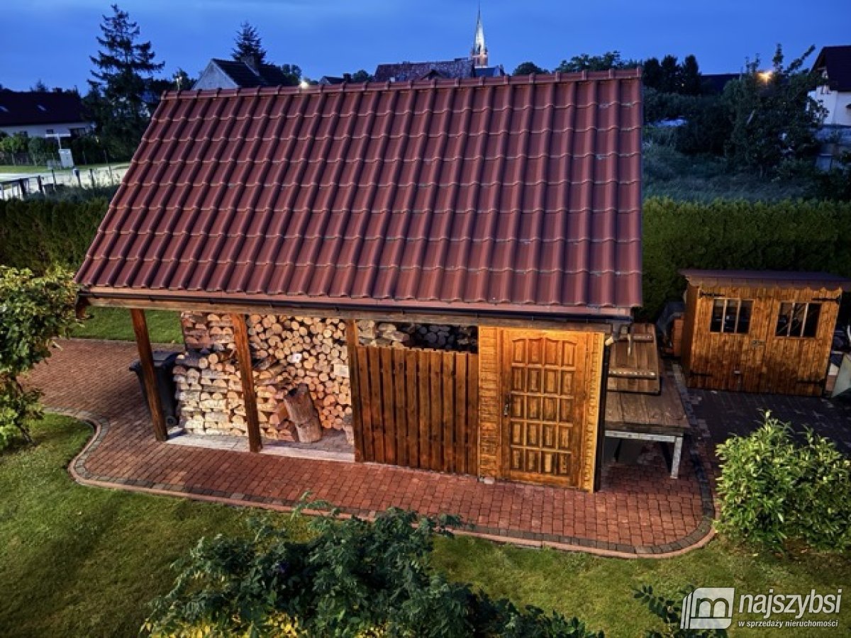 Dom z garażem i pięknym ogrodem (13)